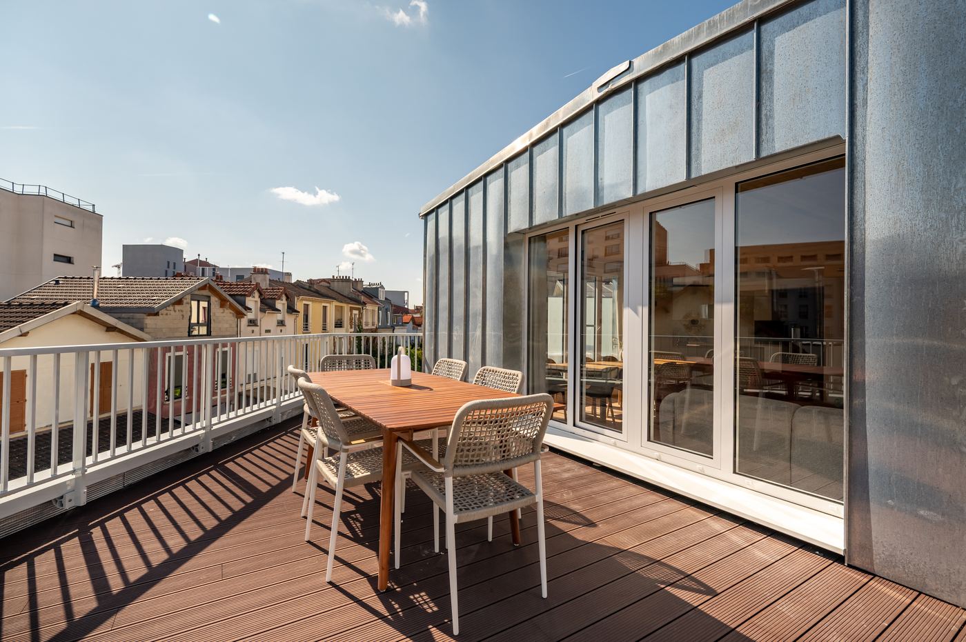 Terrasse en bois d'un appartement livré après surélévation à Ivry-sur-Seine