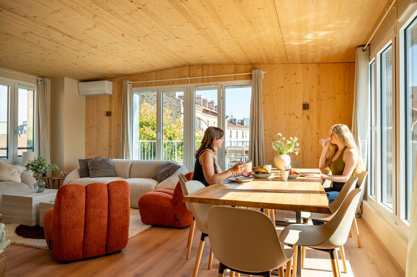 Salon en ossature bois apparente, appartement livré à Ivry-sur-Seine